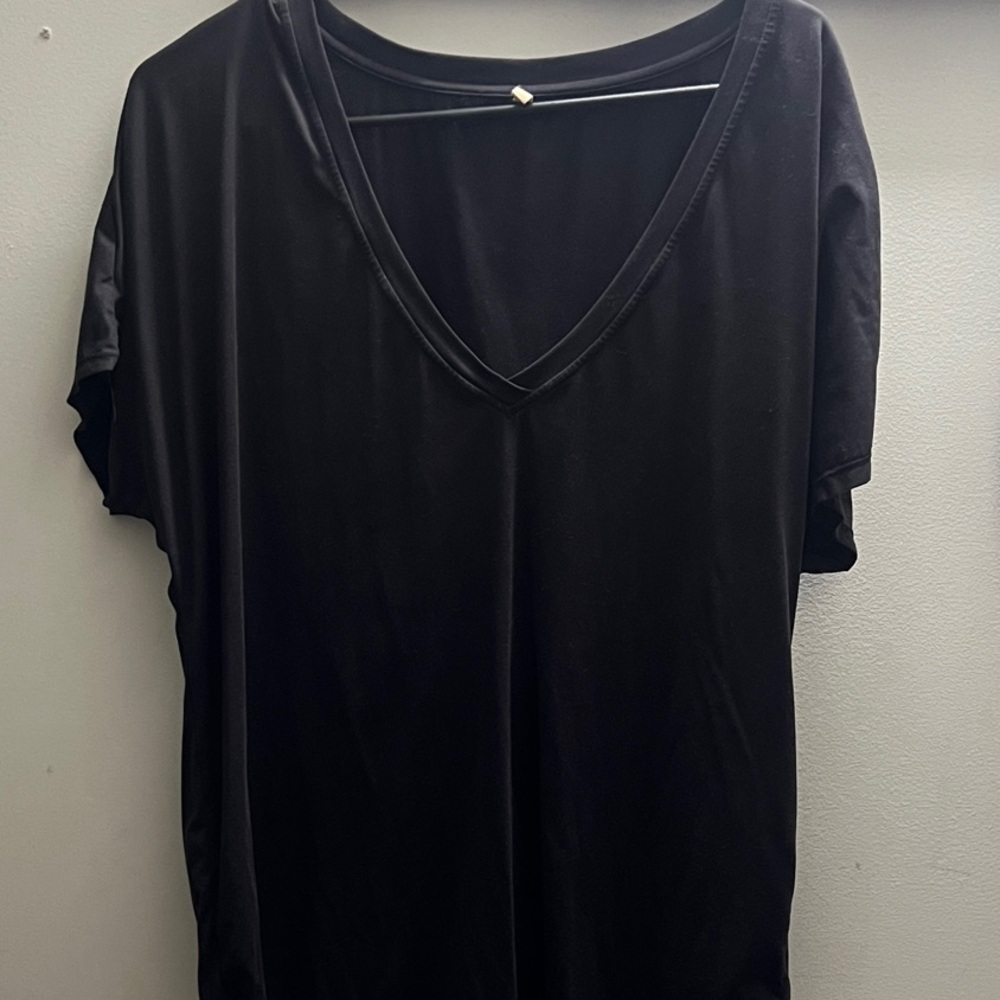 P'tula Classic Black V-Neck Tee